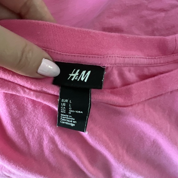 H&M pink t-shirt with one pocket in front. Size L - Picture 2 of 6